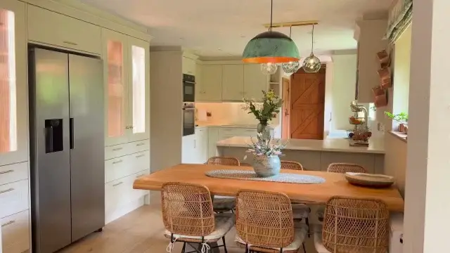 Cottage kitchen in Hermitage.✨✨

This bespoke kitchen needed to work just as well for everyday family life as it does for our customer’s business @retreatberks. We redesigned the layout, added new cabinetry and worktops, and planned the storage and working areas around how they use the space day to day.

The result is a calm, inviting, practical kitchen with plenty of workspace, thoughtful storage and room to gather.

Designed, supplied and installed @thomasburridgefittedfurniture