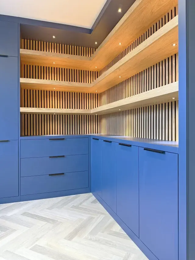 Office Storage + Display Unit 🏠⭐

This custom-made unit is designed to stand out loud and proud! The Tyrolean Blue cabinetry delivers a bold, modern aesthetic, beautifully paired with the warmth of oak shelving, enhanced by integrated lighting that highlights its natural tones. The slatted oak back panels add depth and texture, creating storage that’s both functional and uniquely styled.

Feel free to get in touch if you're looking for bespoke, custom furniture tailored for every room in your home! 🏠

 #bespokefurnituredesign #InteriorDesign #BespokeJoinery #joinery #homeoffice #custommade #workfromhome #madetomeasure