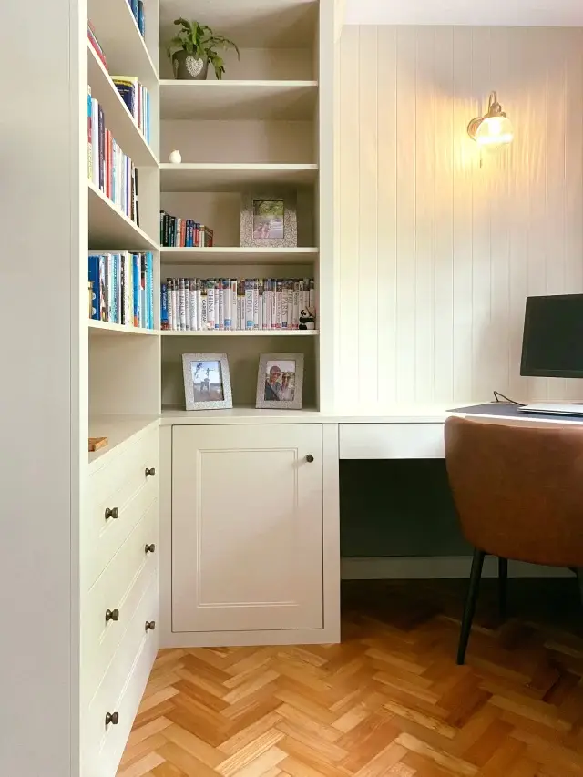 Transform your workspace with our bespoke fitted furniture. This bespoke design seamlessly combines functionality and elegance, featuring ample shelving for your books and decor, discreet storage drawers, and a spacious desk area to enhance productivity. 

#homeoffice #shakerstyle #Interiordesign #custommade #bespokedecor  #workfromhome #office #fittedfurniture