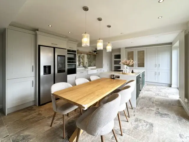Our kitchens are always bespoke and tailored around you. ✨ After the customer had 5 mainstream companies over to quote we produced a plan which was more to their liking and considered their entire space. In our design, we bought the kitchen into the dining area and designed a media unit in the living space to connect all the areas together. This created a really nice flow around the room and made it a great entertaining space! 

The kitchen features an in-frame look to the doors, an antique mirror splash back, quartz worktops with waterfall edges on the island, ribbed glass feature glass cabinet and a breakfast bar. ☕🥐

If you have a similar project in mind feel free to get in touch. We offer a complimentary design visit to all our customers. ✨

📞 07850875588
📨 sales@thomasburridge.co.uk
💻 www.thomasburridge.co.uk
⌨️ or Facebook Message

#fittedfurniture #bespokefurniture #bespokefurnituredesign #custommadefurniture #bespokecabinetry  #bespokedesign #bespoke #bespokejoinery #bespoke #madetomeasure #carpenter #carpentry #joiner #joinery #cabinetry #WestBerkshire #BespokeKitchen