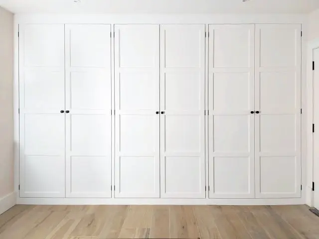 This beautiful six door shaker wardrobe was constructed using solid maple timber, (which works perfectly for painting over as it offers a very smooth grain-free finish!). We paired the furniture with traditional black butt hinges, twin roller catches and black handles and ironmongery.

If you have similar project in mind feel free to get in touch. We offer a complimentary design visit to all our customers. ✨

📞 07850875588
📨 sales@thomasburridge.co.uk
💻 www.thomasburridge.co.uk
⌨️ or Facebook Message

#fittedfurniture #bespokefurniture #bespokefurnituredesign #custommadefurniture #bespokecabinetry  #bespokedesign #bespoke #bespokejoinery #bespoke #madetomeasure #carpenter #carpentry #joiner #joinery #cabinetry #WestBerkshire